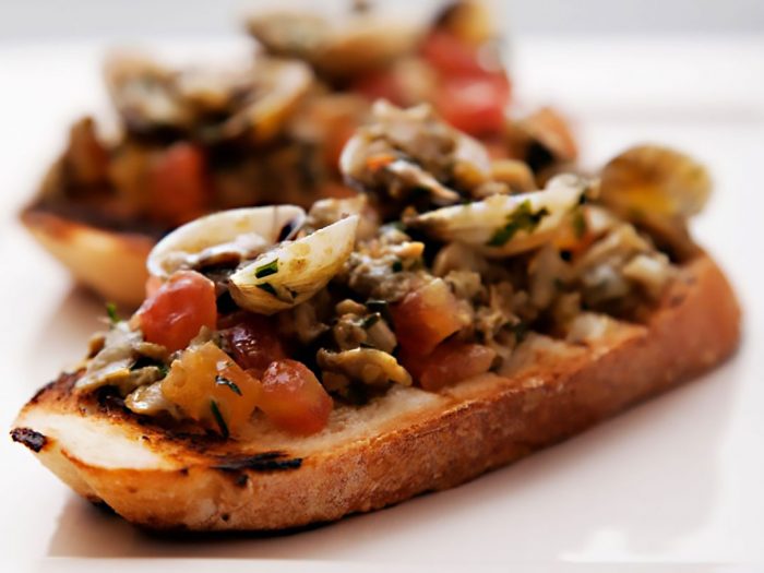 Crostini alle vongole